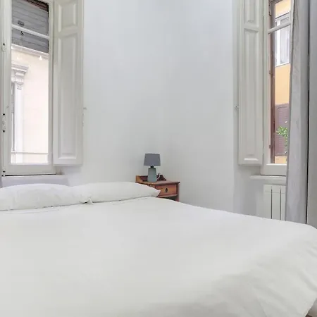 Charming Colosseum Apartment *