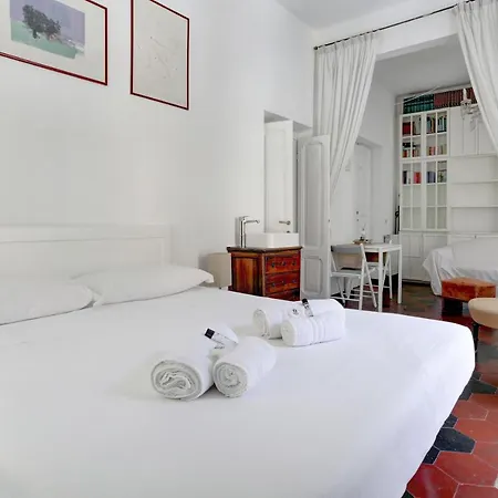 Charming Colosseum Apartment *