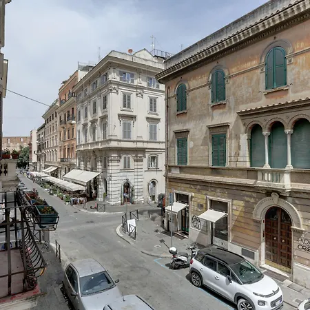 Charming Colosseum アパート